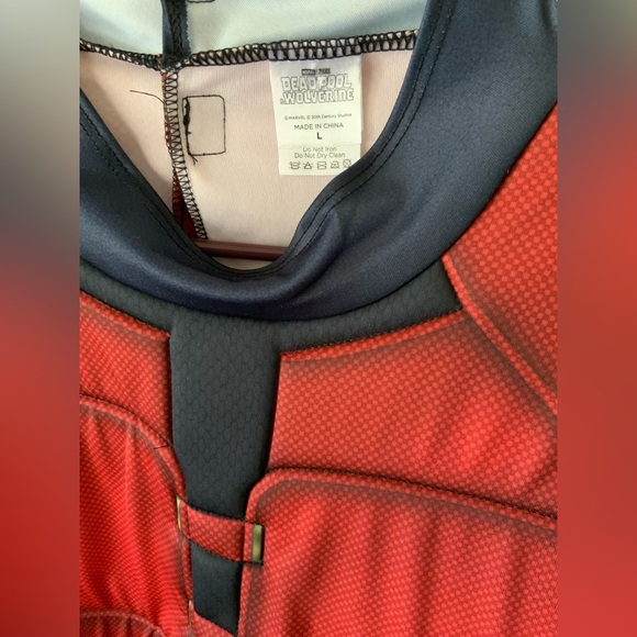 DEADPOOL AND WOLVERINE COSTUME BY SPIRIT HALLOWEEN - Picture 8 of 9